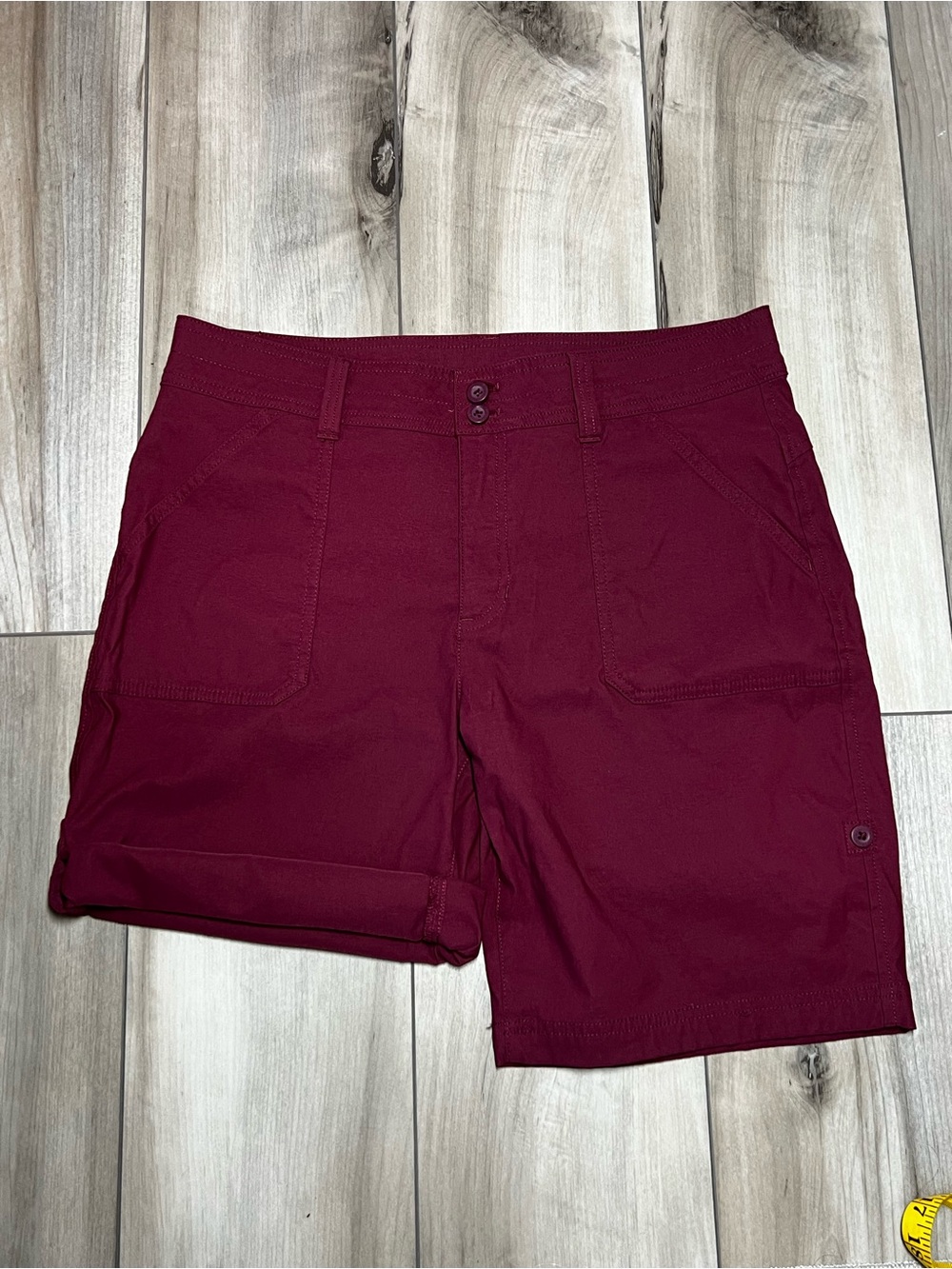 Eddie Bauer Women’s Stretch Cargo Shorts in Burgundy Size 10